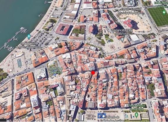Loja com 25 m2, com 2 frentes, localizada numa das ruas mais movimentadas em Portimão, Algarve