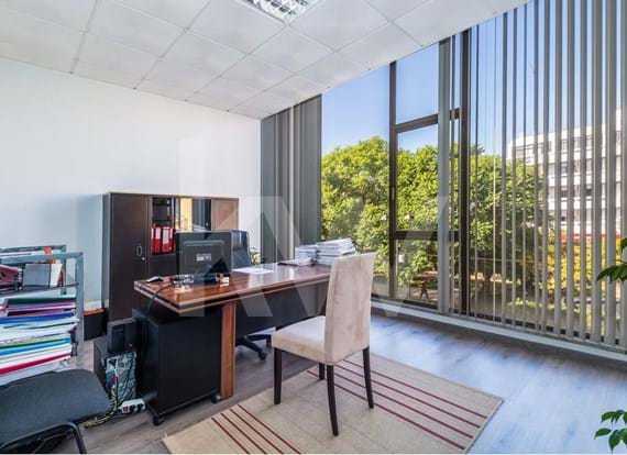 Amplo espaço, 229m2, composto por 6 escritórios e recepção, localizado na zona Ribeirinha em Portimão, Algarve