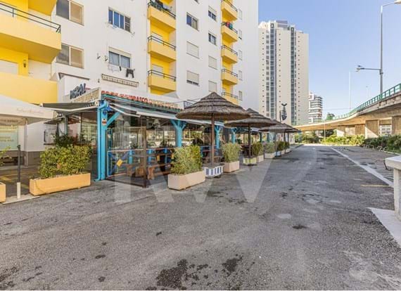 Restaurante com Esplanada e Estacionamento a 500 metros da Praia da Rocha