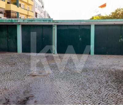 Set of Four Garages and Large Patio for Parking Light Vehicles - Faro Penha