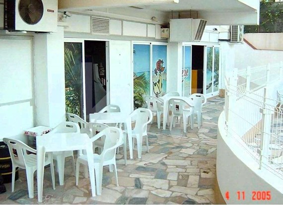 Espaço comercial com 180 m2 situado no centro da Praia da Rocha