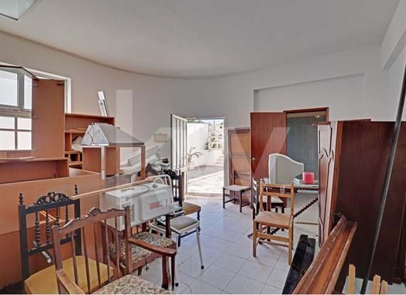 Loja ou Armazém com 322 m2 e espaço de garagem, localizado em Portimão, Algarve