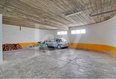 Shop or Warehouse with 322 m2 and garage space located in Portimão, Algarve