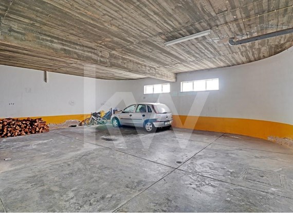Loja ou Armazém com 322 m2 e espaço de garagem, localizado em Portimão, Algarve