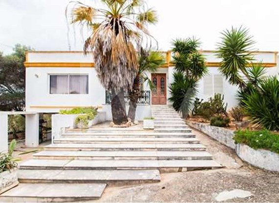 House Inserted in an Independent Urban Plot with 2000 m2 in Albufeira