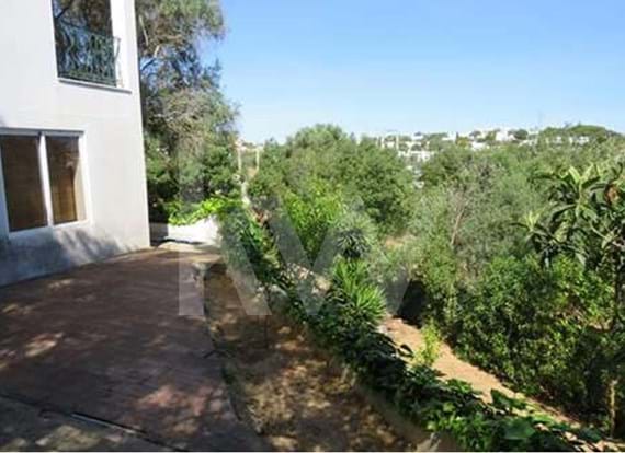 House Inserted in an Independent Urban Plot with 2000 m2 in Albufeira