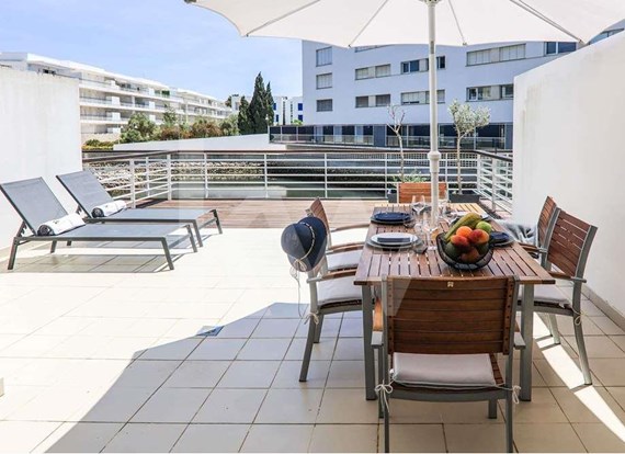 Moradia T3 Duplex, em condomínio fechado com piscina e garagem dupla em box na Marina de Lagos, Algarve