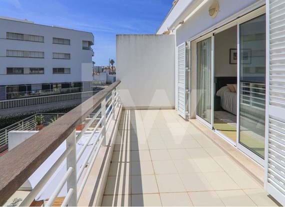 Moradia T3 Duplex, em condomínio fechado com piscina e garagem dupla em box na Marina de Lagos, Algarve