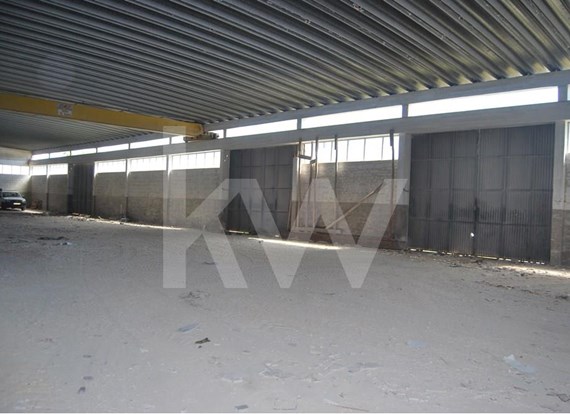 Armazém com 1500 m2 de área util e área total de 4410m2, para venda, localizado numa zona Industrial em Portimão