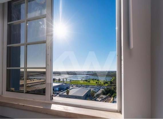 Exclusive Renovated Apartment in Faro: Breathtaking Views and Unique Comfort!
