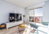 Exclusivo Apartamento Remodelado em Faro: Vista Deslumbrante e Conforto Único!