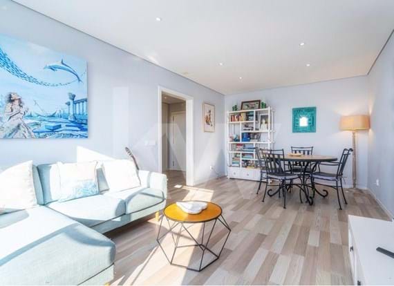 Exclusivo Apartamento Remodelado em Faro: Vista Deslumbrante e Conforto Único!