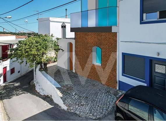 2 Bedrooms house for total rebuilt with swimming pool at the center of Alcantarilha