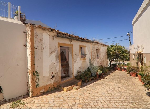 2 Bedrooms house for total rebuilt with swimming pool at the center of Alcantarilha