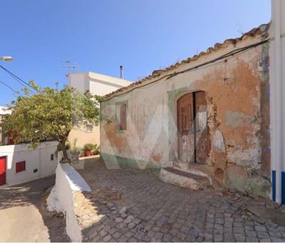 Moradia em ruina para reconstrução (Zona ARU), com projeto aprovado para moradia T2 c/ piscina em Alcantarilha - Silves 