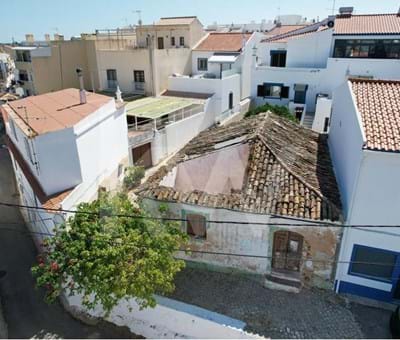 Moradia em ruina para reconstrução (Zona ARU), com projeto aprovado para moradia T2 c/ piscina em Alcantarilha - Silves 