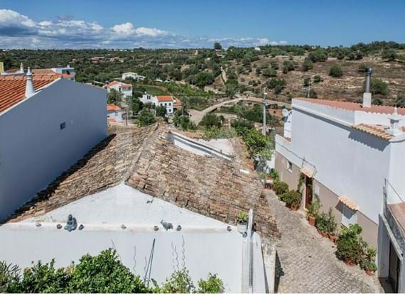 Moradia em ruina para reconstrução (Zona ARU), com projeto aprovado para moradia T2 c/ piscina em Alcantarilha