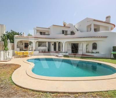4-bedroom villa, detached, with 4 bedroom villa, detached, in Gambelas - Faro located 2km from the city, with a swimming pool and garden - Faro Gambelas