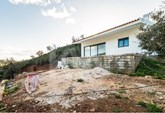 Moradia T3, em fase de acabamentos, inserida num terreno com 8000m2, localizada na Mexilhoeira Grande a 20 minutos de Portimão, Algarve