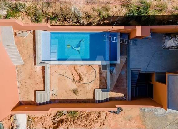Moradia T3 com piscina e jardim no Barranco do Rodrigo em Portimão, para viver com todo o conforto que precisa.