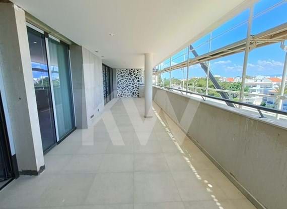T2 duplex no ultimo piso com Vista Mar em Lagos. Condomínio com piscina exterior, sauna e ginásio.