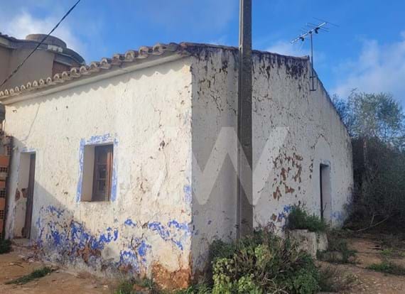 Single storey house with land in Calvos - São Bartolomeu de Messines