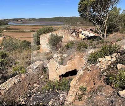 Land with Ruin in Privileged Location in the Estômbar Area - Lagoa 