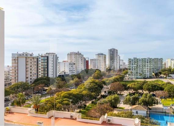 Apartamento no 7º andar completamente remodelado localizado em plena Avenida Sá Carneiro - Quarteira