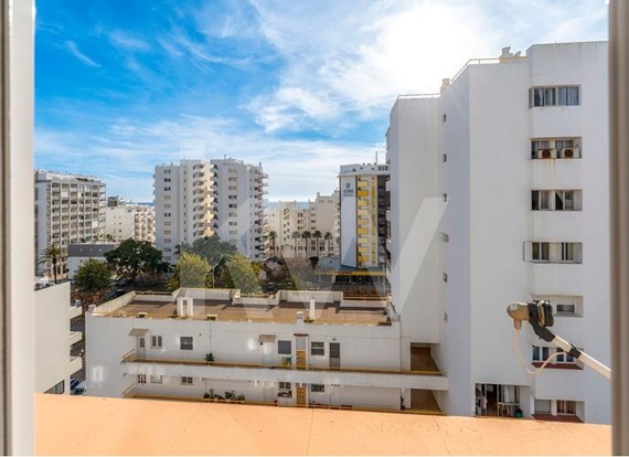 Apartamento no 7º andar completamente remodelado localizado em plena Avenida Sá Carneiro - Quarteira