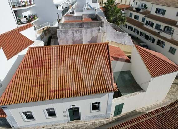 Moradia T4 para venda no centro de Lagoa, com quintal, terraço e anexo com mezannine