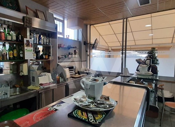 Equipped and Refurbished Café in Portimão + Another Store