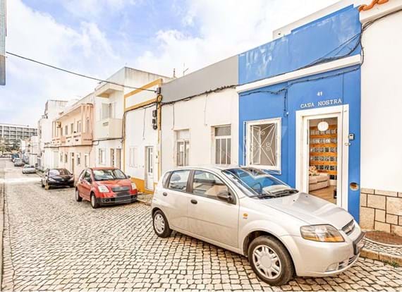 Excellent 3 bedroom house, Center of Portimão next to the University