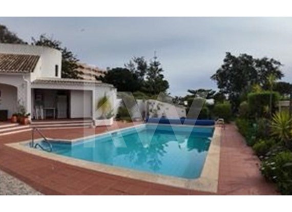Stunning 3-bedroom villa near the beach in Galé, Albufeira