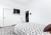 Casa com 2 Pisos para Serviços adaptada com 2 quartos em suite em Alcantarilha no total de 372 m2