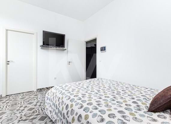 Casa com 2 Pisos para Serviços adaptada com 2 quartos em suite em Alcantarilha no total de 372 m2