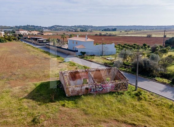Mixed Plot with Ruin, near Amendoeira Golf, with total area of 28.760m2
