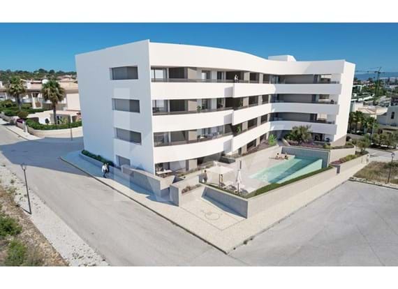 1+1 bedroom apartment in Porto de Mós, Lagos, in a condominium with swimming pool, gym, Jacuzzi and garage.