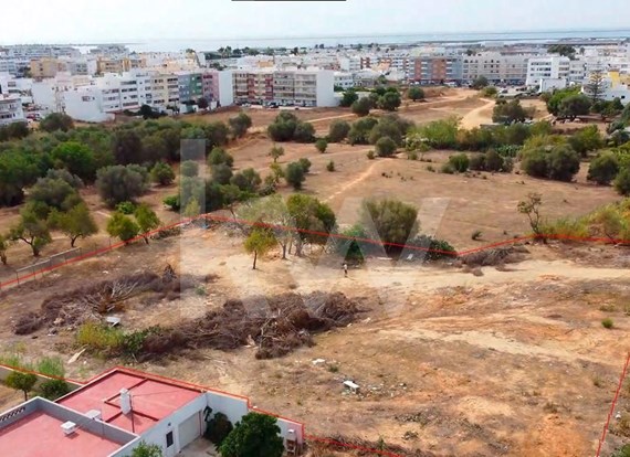 Building land in front of the José Carlos Maia School