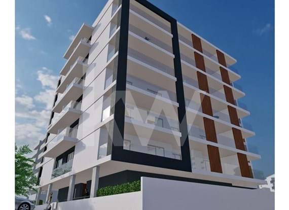 T3 em construção com dois lugares de garagem em condomínio residencial localizado numa zona  tranquila em Portimão.