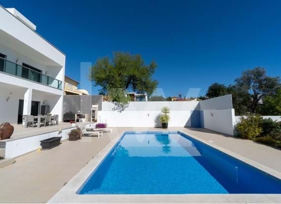 3-bedroom house with pool, gym, and cinema room in the center of Loulé
