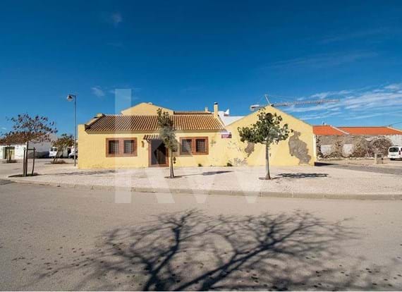 Fully equipped restaurant and 1 bedroom apartment in Castro Marim
