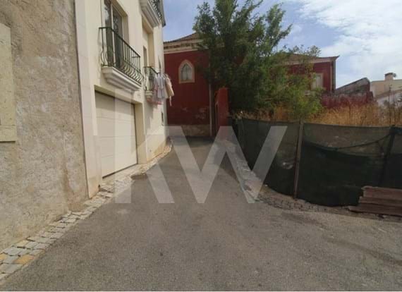 Opportunity to build a 4-bedroom villa with parking on Rua Padre António Lopes in Alcantarilha