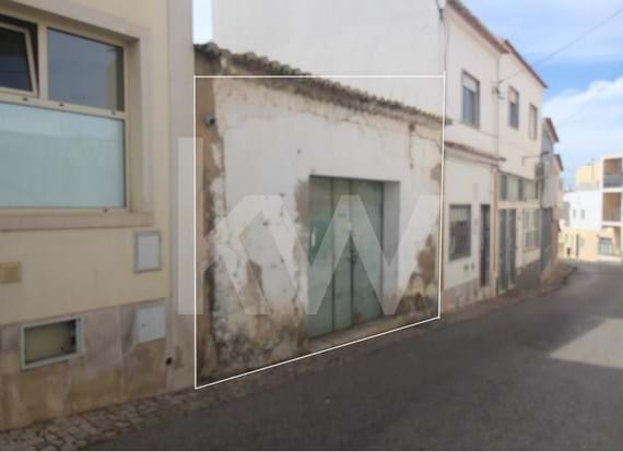 Oportunidade p/construção de moradia T4, com estacionamento na Rua Padre António Lopes em Alcantarilha
