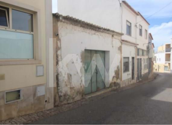 Opportunity to build a 4-bedroom villa with parking on Rua Padre António Lopes in Alcantarilha
