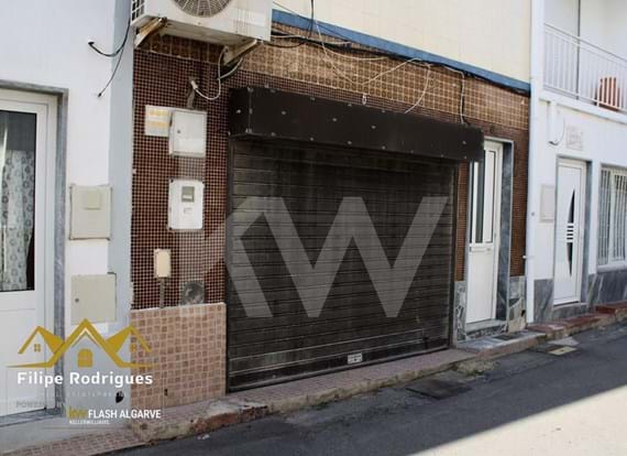 Ther's a opportunity to acquire a commercial space, with attractive value, to be remodeled!