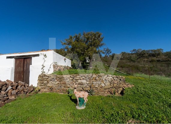Typical Algarvian Country House T-3, in the heart of the Algarve mountains