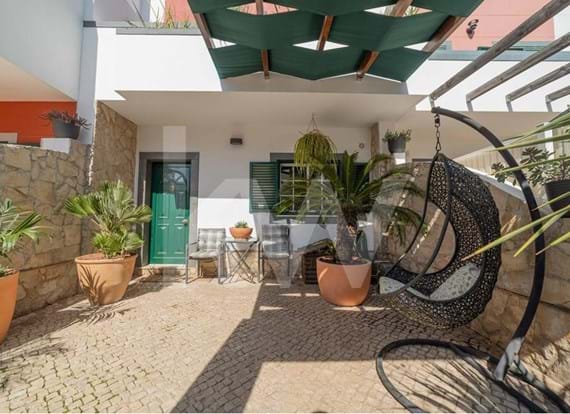 T3 single-family triplex house with three bathrooms, balconies and parking in Olhão