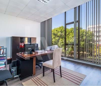 Amplo espaço, 229m2, composto por 6 escritórios e recepção, localizado na zona Ribeirinha em Portimão, Algarve - Portimão 