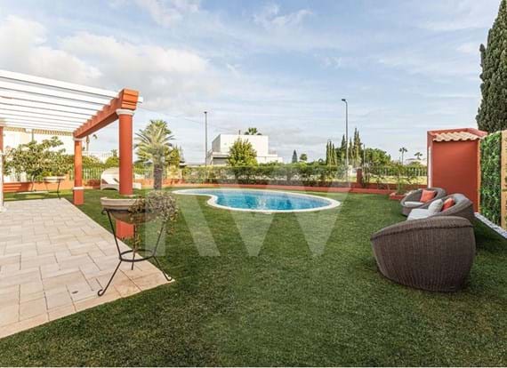 3+1-Bedroom villa on independent plot with pool, garden, outdoor leisure area, garage and basement