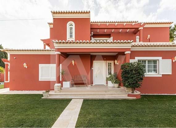 3+1-Bedroom villa on independent plot with pool, garden, outdoor leisure area, garage and basement